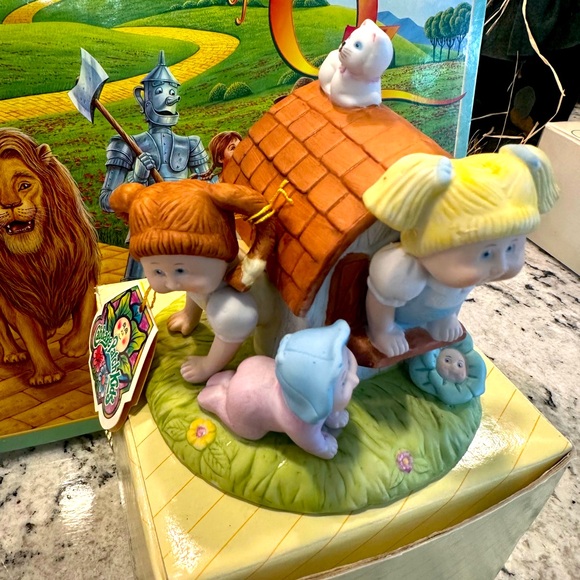 VINTAGE Cabbage Patch Kids in Their Clubhouse - Picture 2 of 11